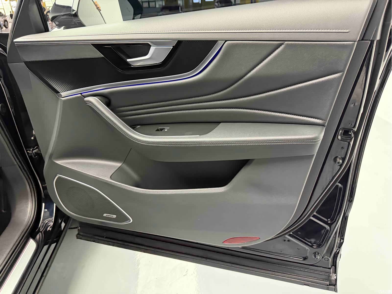 Hongqi HS5, 2026 13