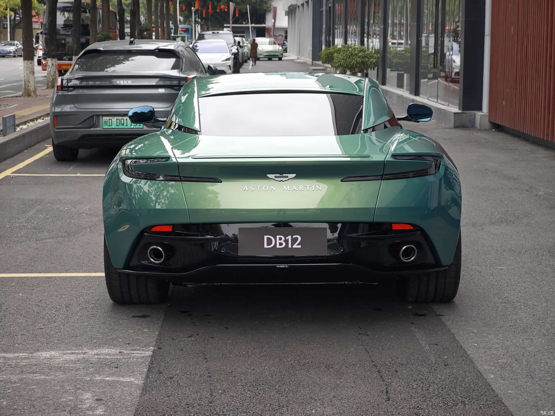Aston Martin DB12, 1900 9
