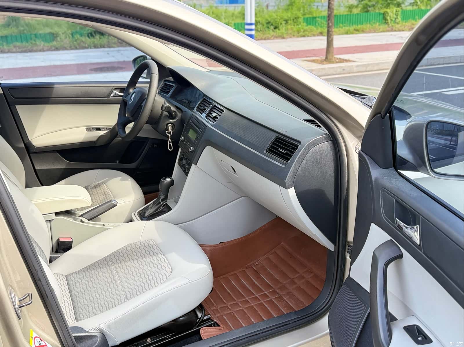 Skoda Rapid, 2014 10