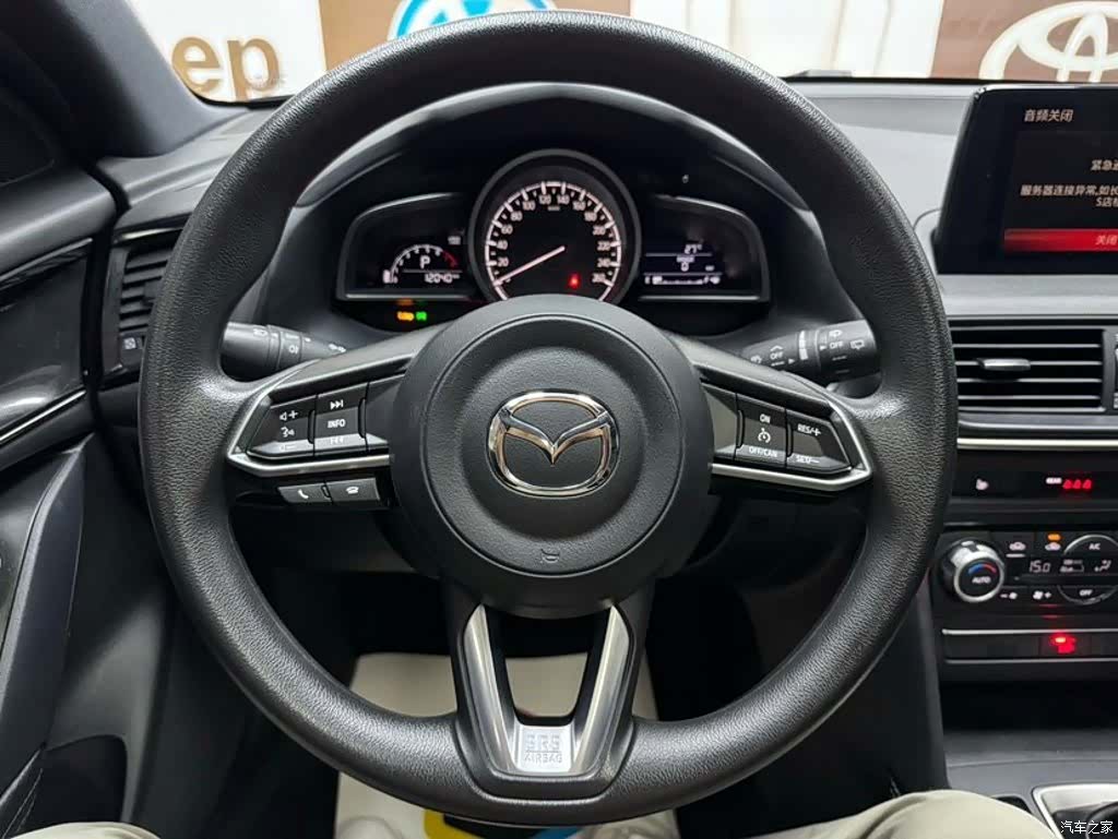 Mazda CX-4, 2023 11