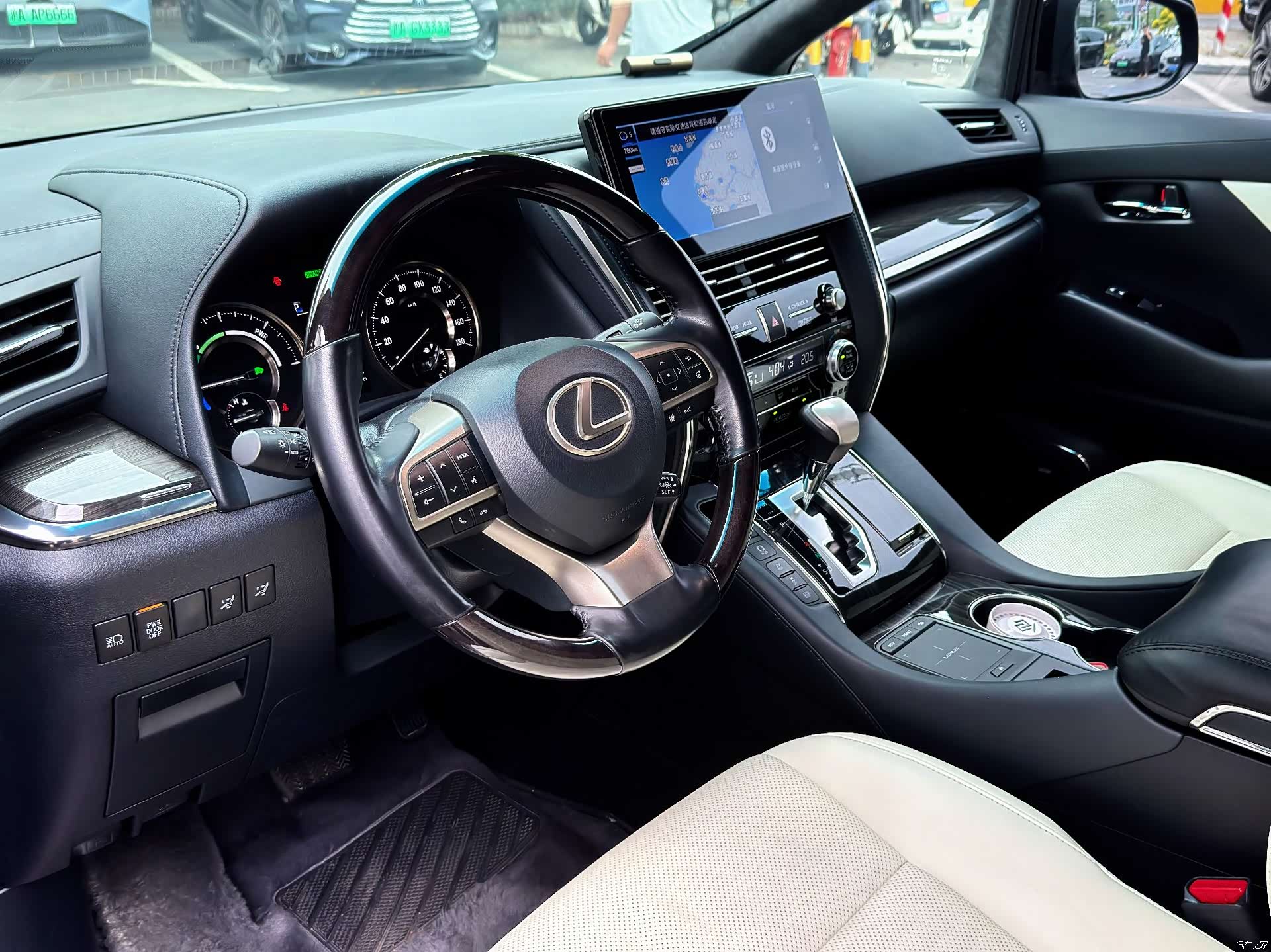 Lexus LM, 2022 3