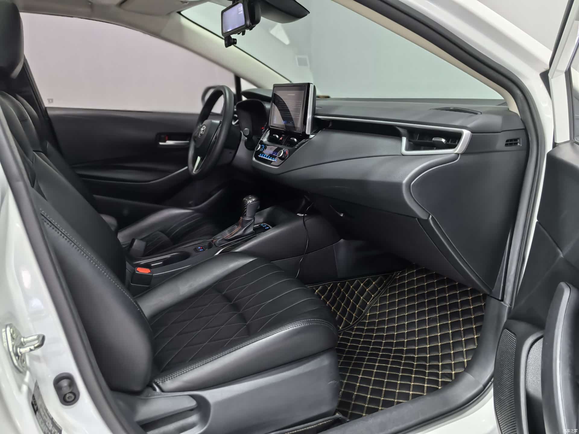 Toyota Corolla, 2023 все фото