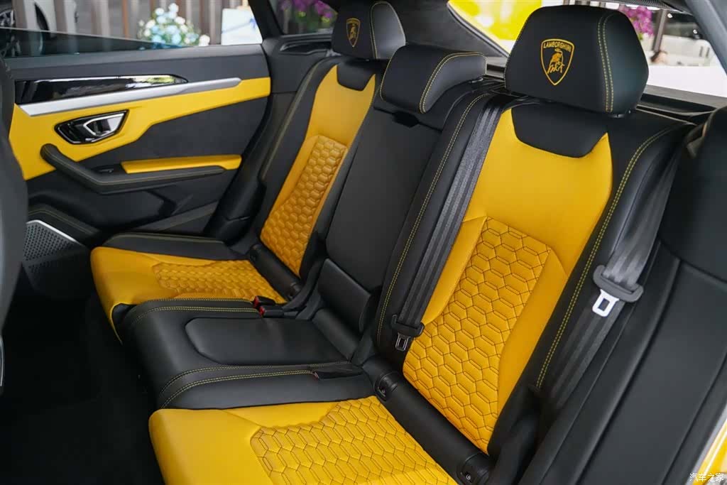 Lamborghini Urus, 2023 12