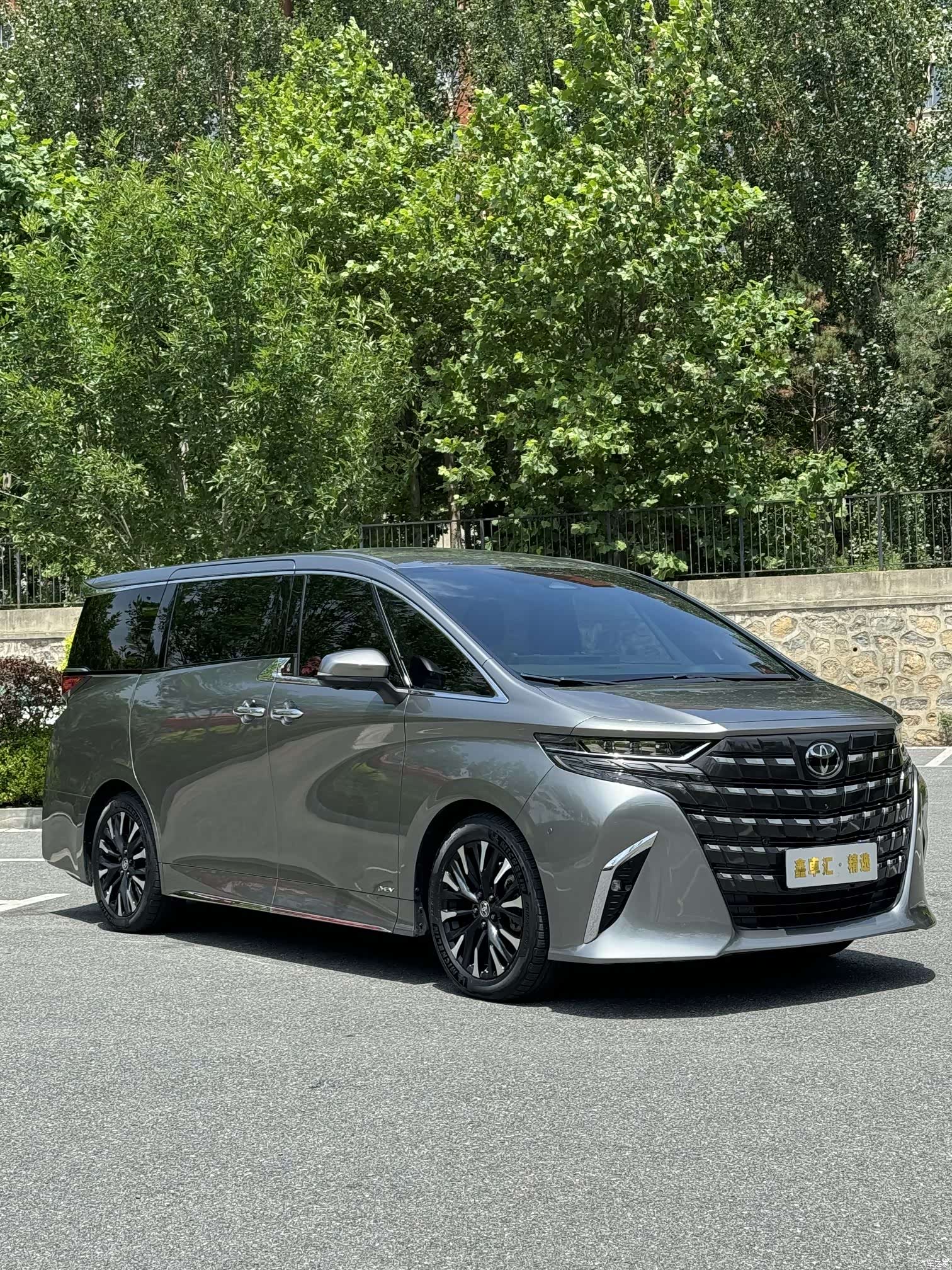 Toyota Alphard, 2024 3