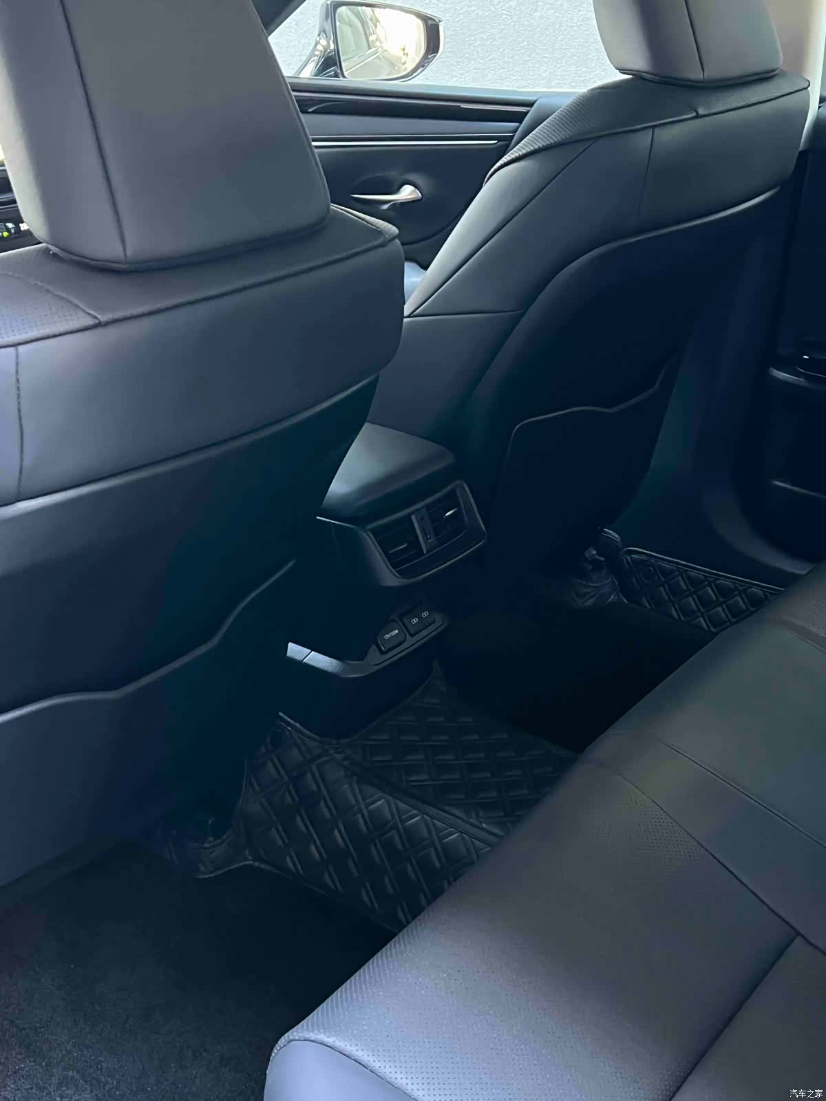 Lexus ES, 2023 16