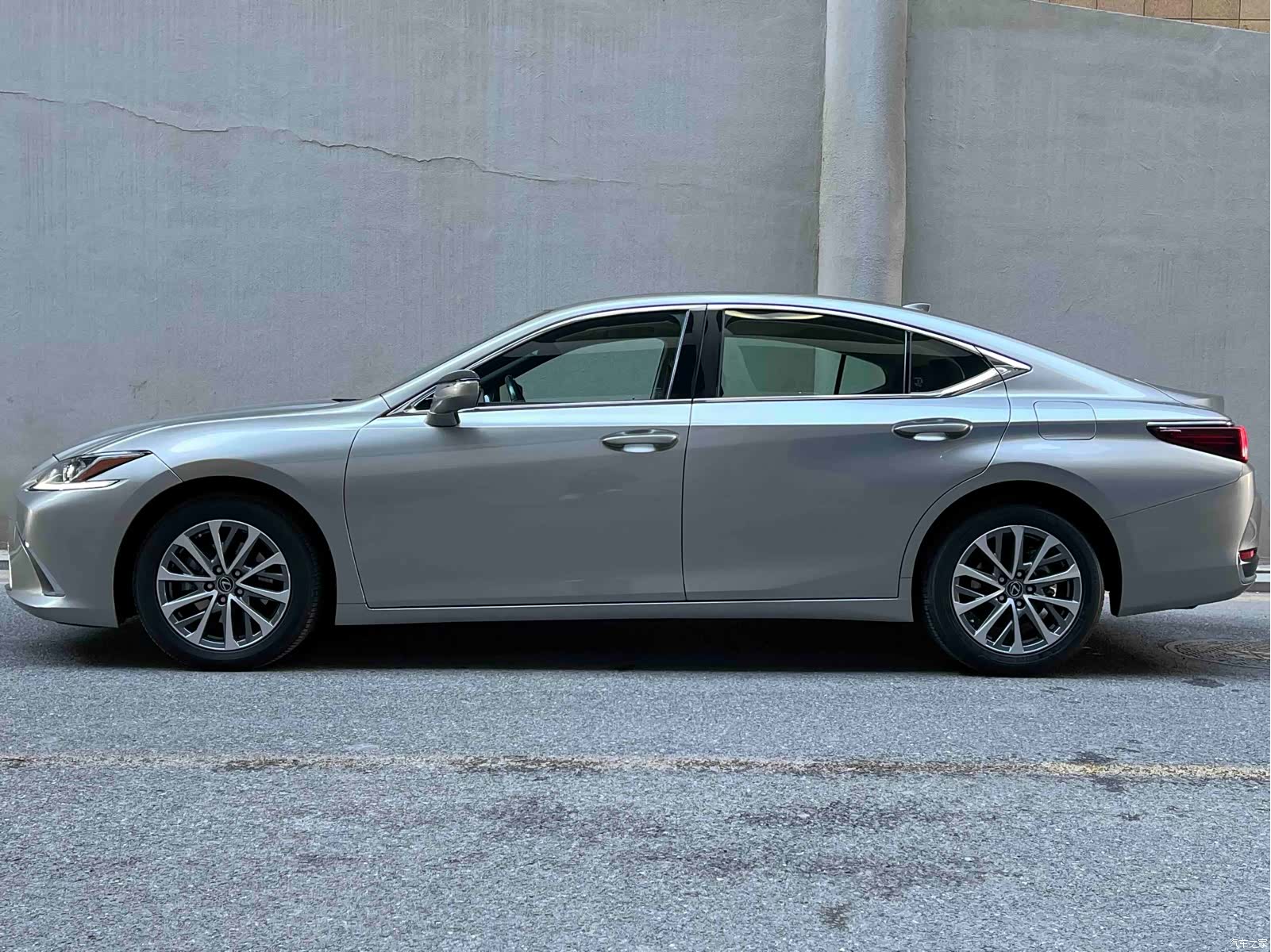 Lexus ES, 2023 4