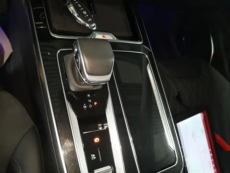 Hongqi HS5