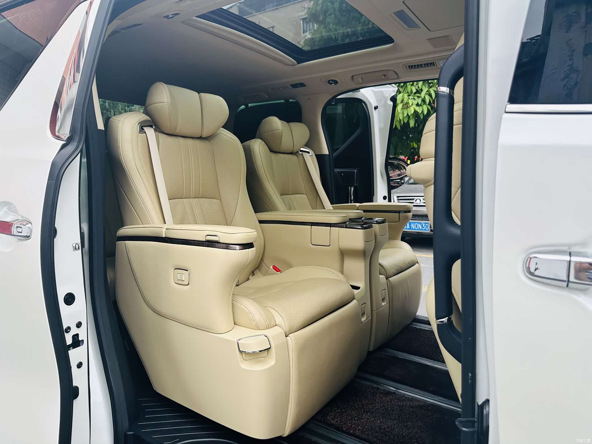 Toyota Alphard, 2023 11