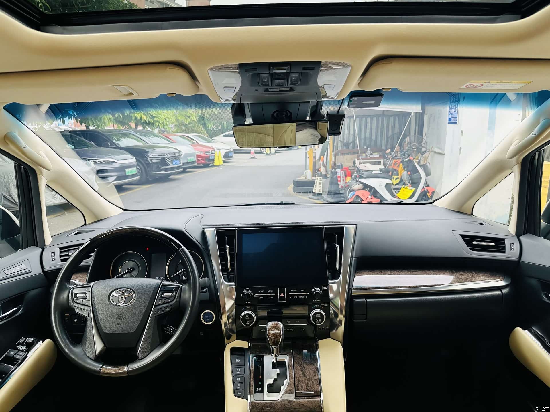 Toyota Alphard, 2023 22