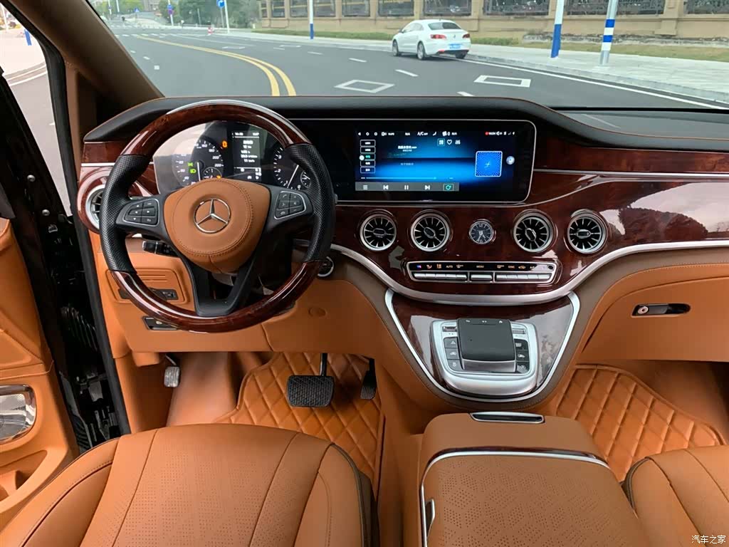 Mercedes-Benz 7, 2025 15