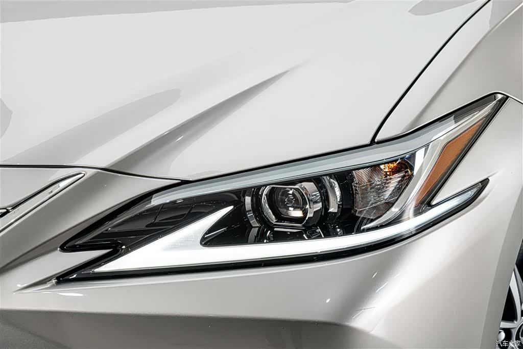 Lexus ES, 2024 4