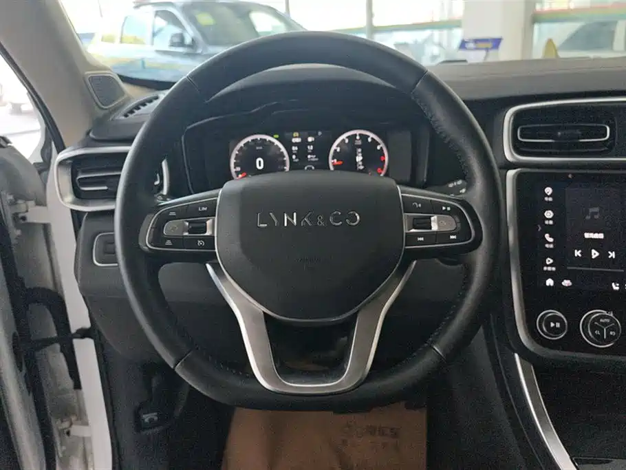 Lynk & Co 01