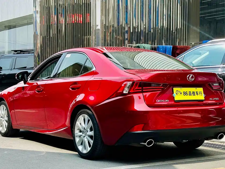 Lexus IS