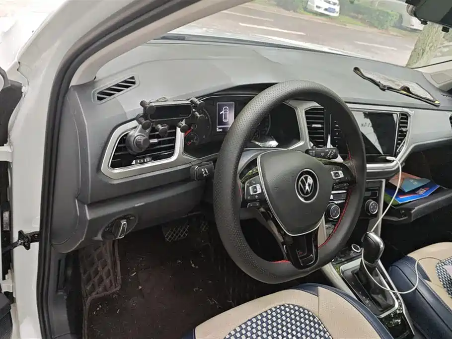 Volkswagen T-ROC exploring Songs