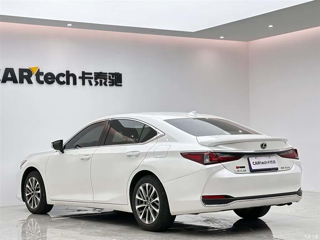 Lexus ES, 2024 3