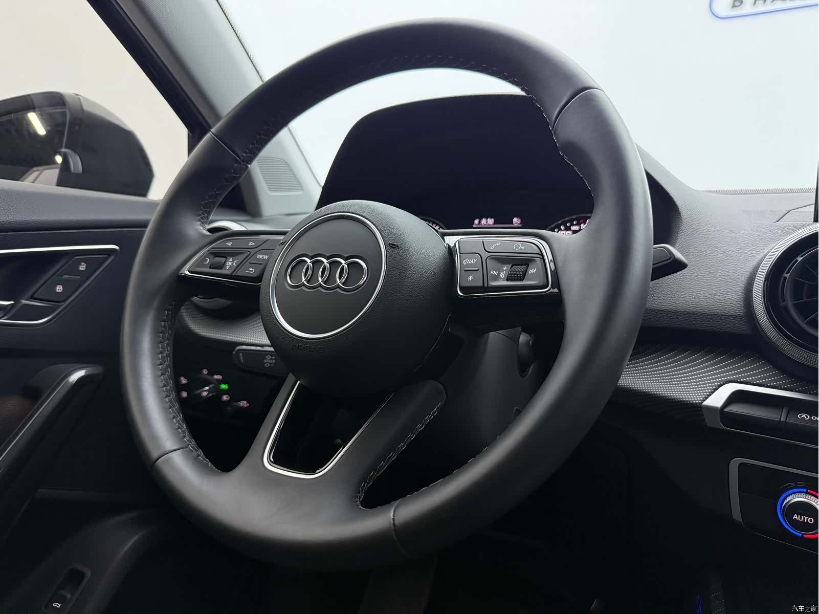 Audi Q2L, 2023 14