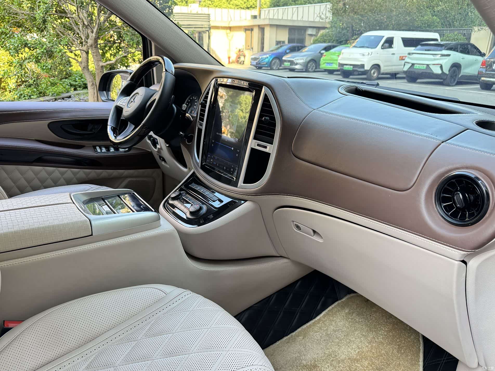 Mercedes-Benz 7, 2022 12