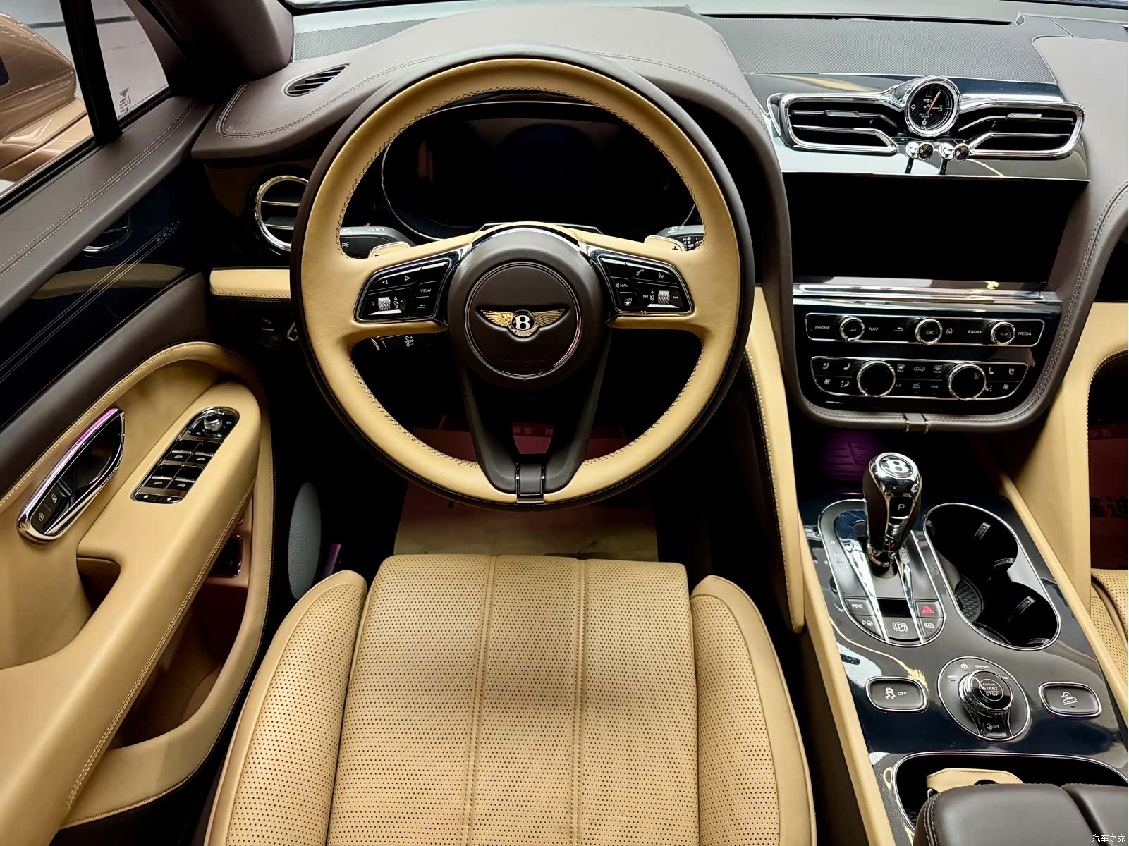 Bentley Bentayga, 2023 11