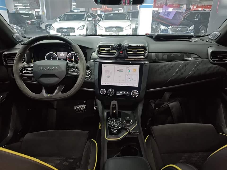 Lynk & Co 03