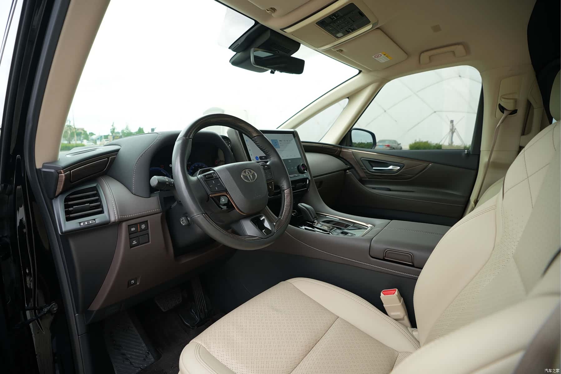 Toyota Alphard, 2023 4