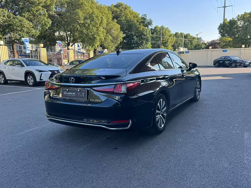 Lexus ES
