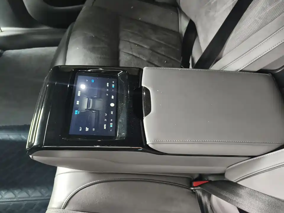 VOYAH Lantu chasing light