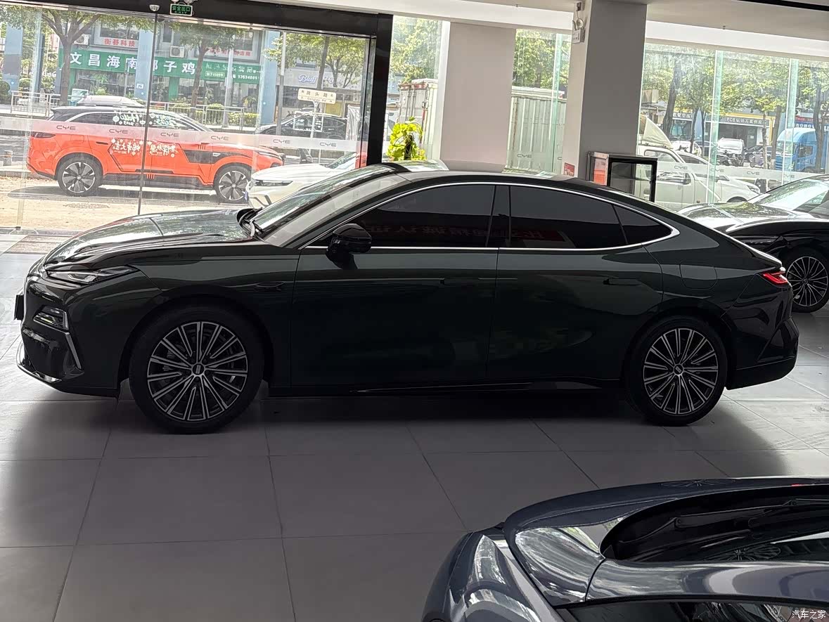 Geely 8, 2025 3