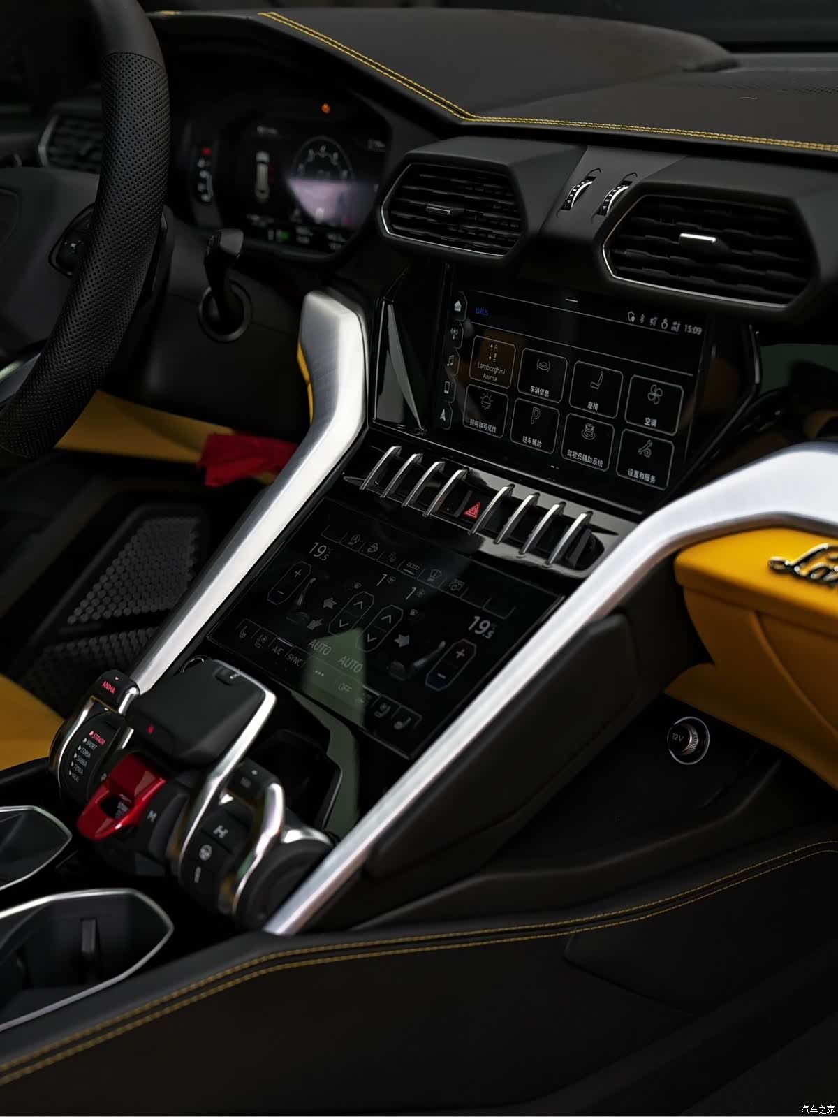 Lamborghini Urus, 2023 21