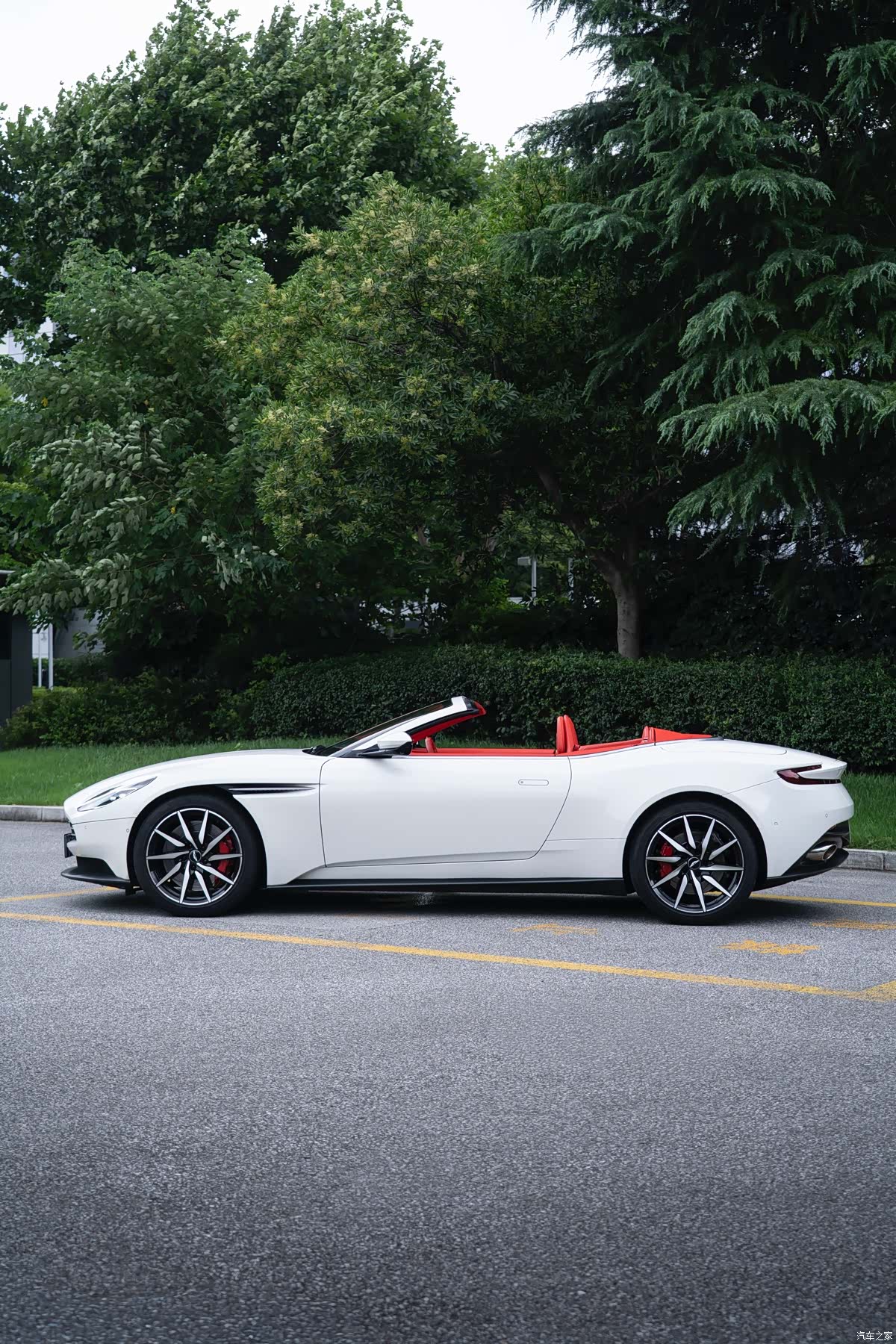 Aston Martin DB11, 2020 все фото