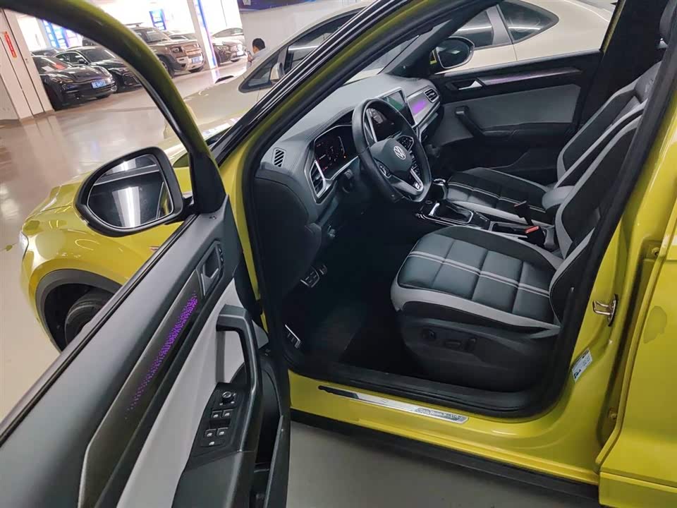 Volkswagen T-ROC exploring Songs