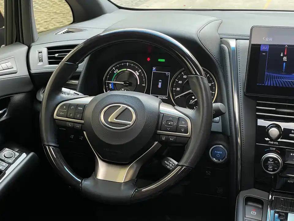 Lexus LM