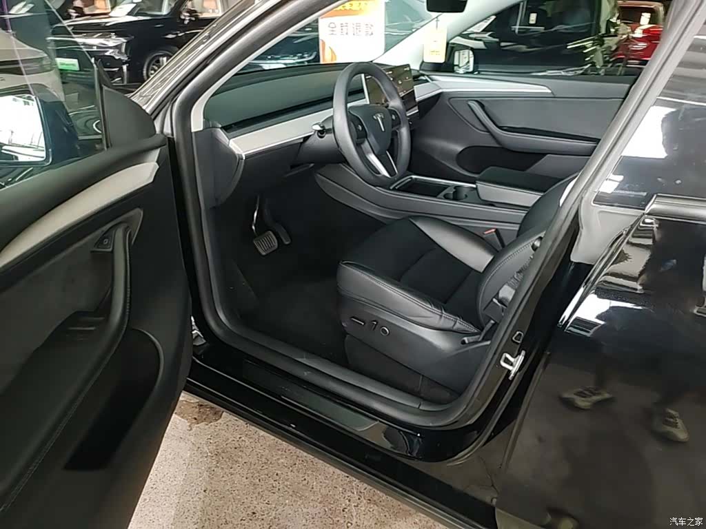 Tesla Model Y, 2023 16
