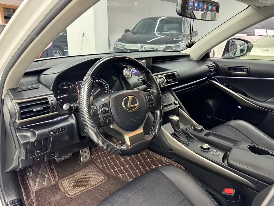 Lexus IS