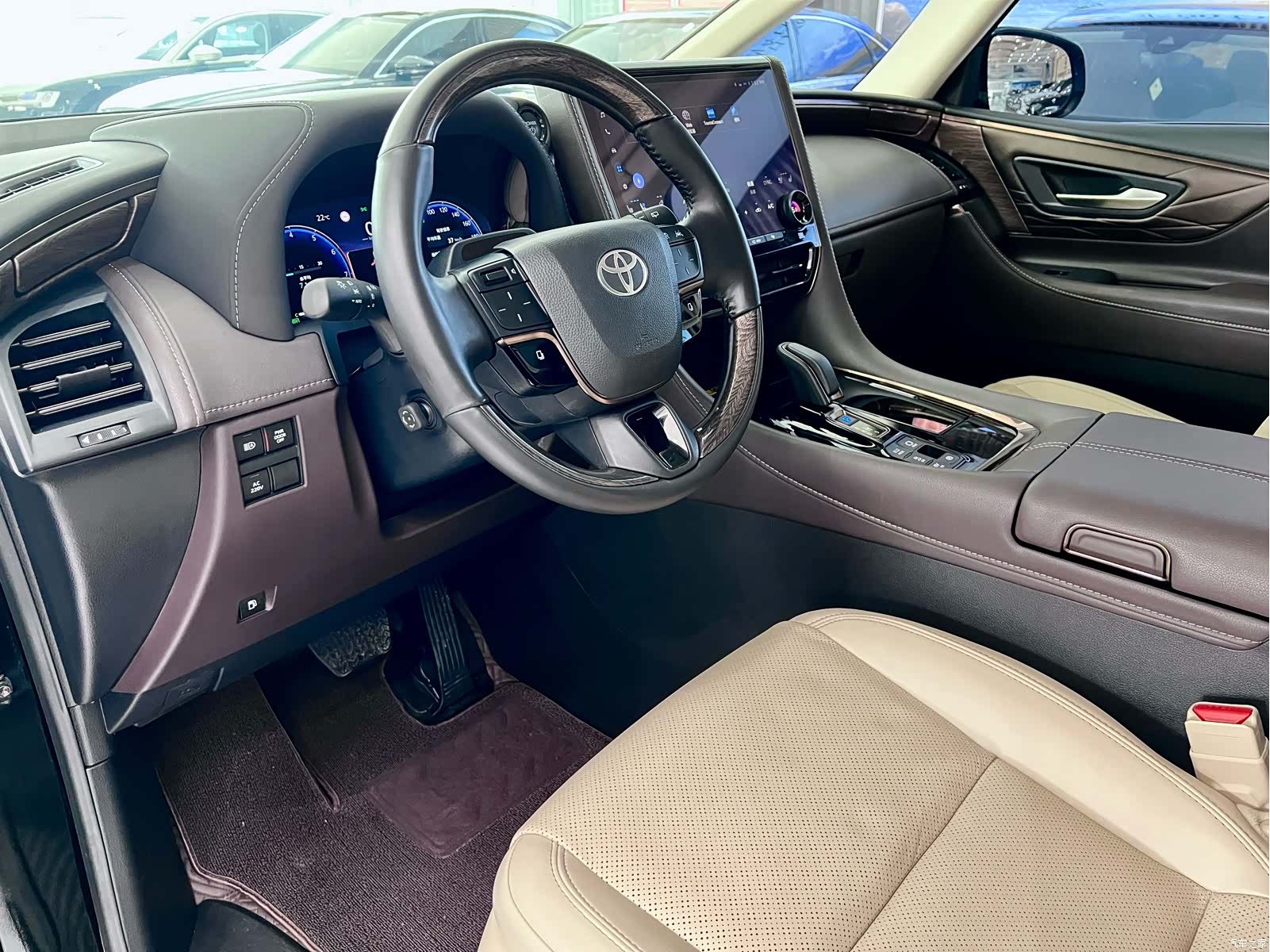 Toyota Alphard, 2025 7