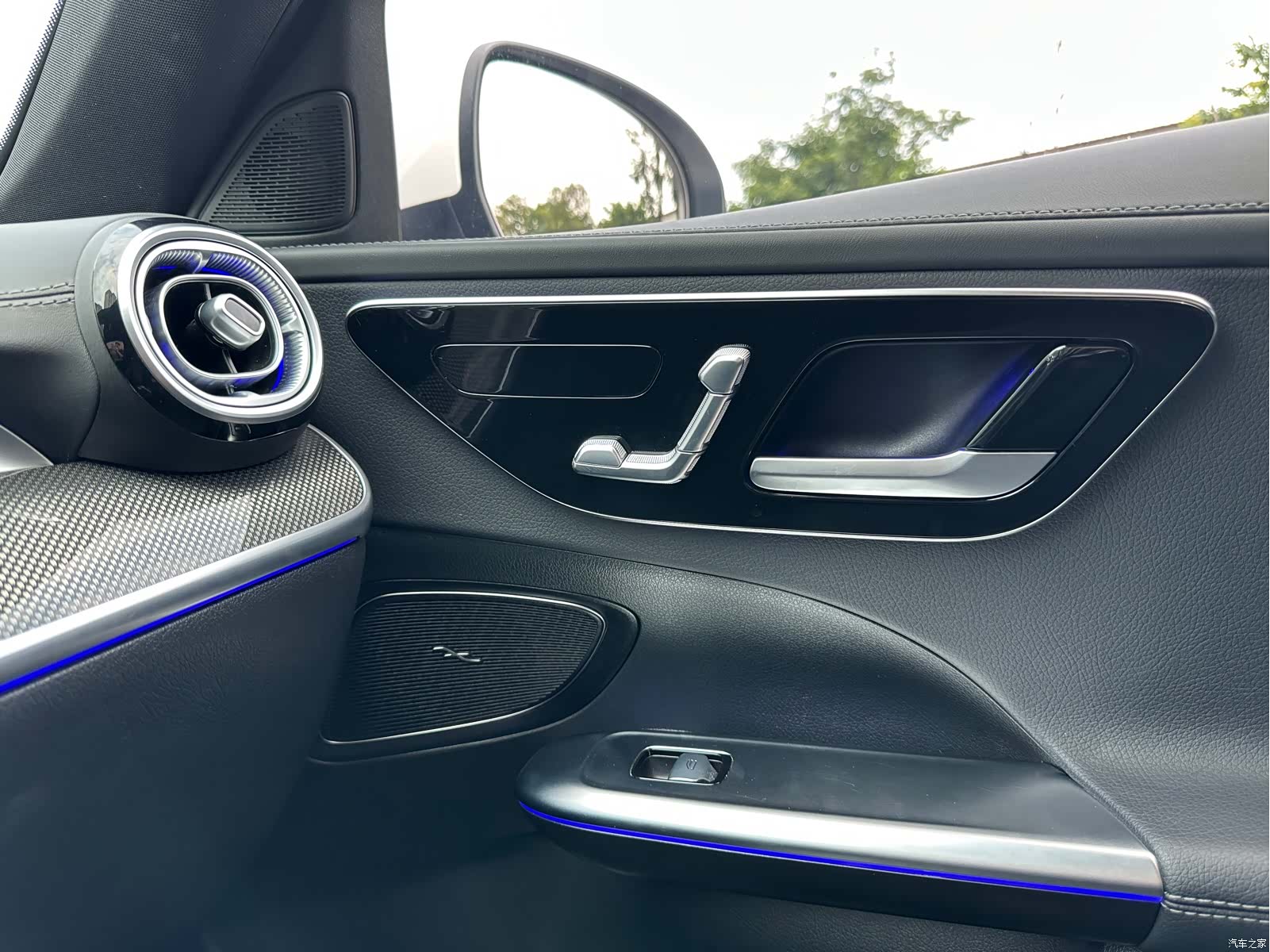Mercedes-Benz C-Class, 2024 16