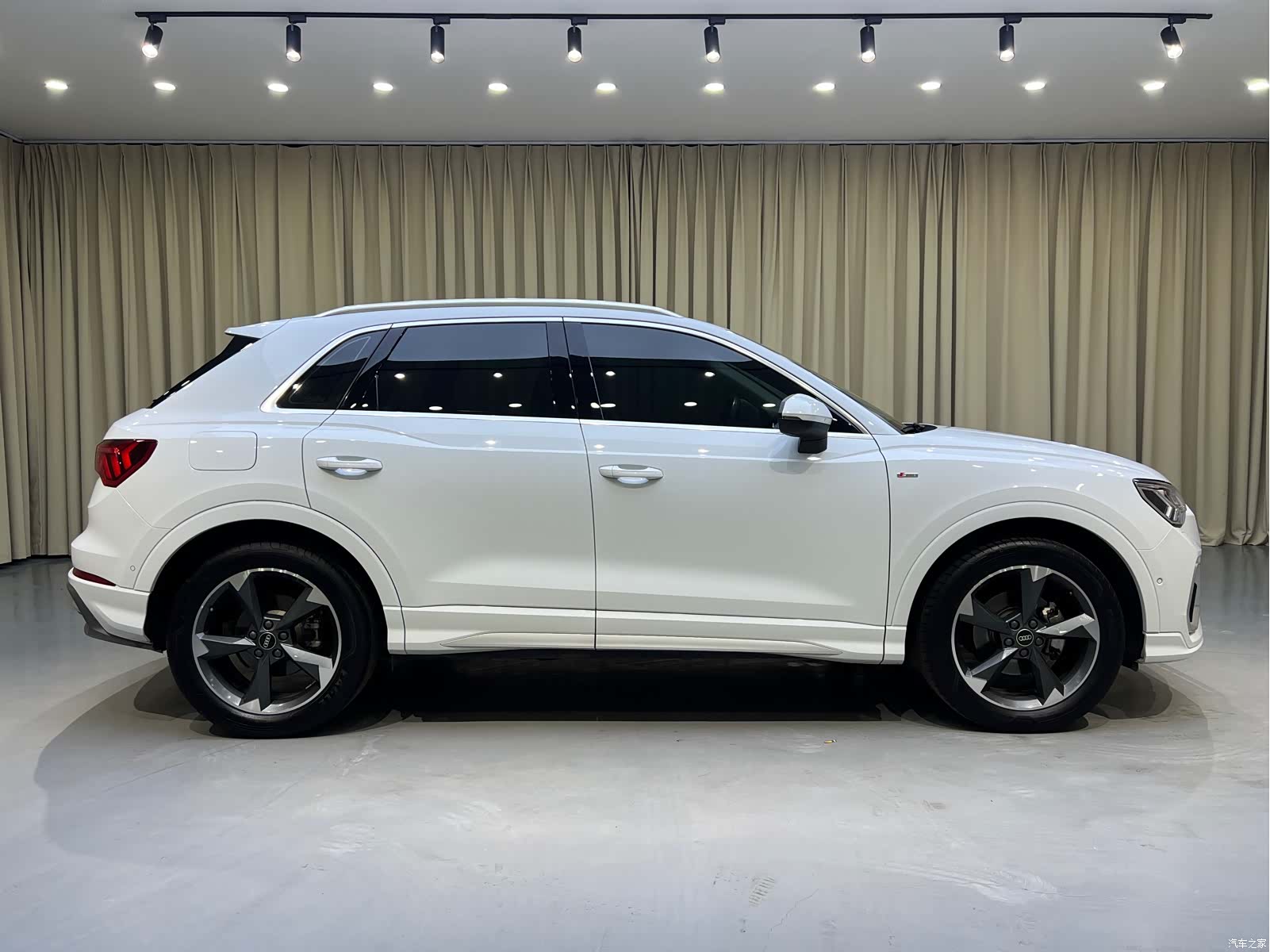 Audi Q3, 2023 4