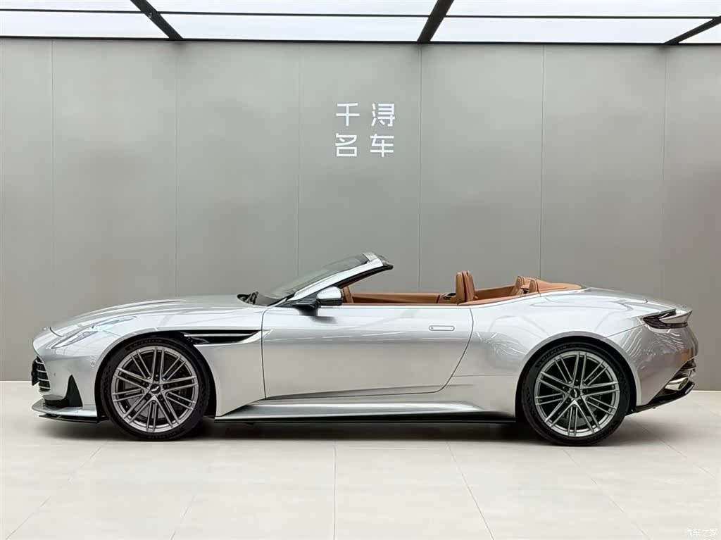Aston Martin DB12, 2024 3