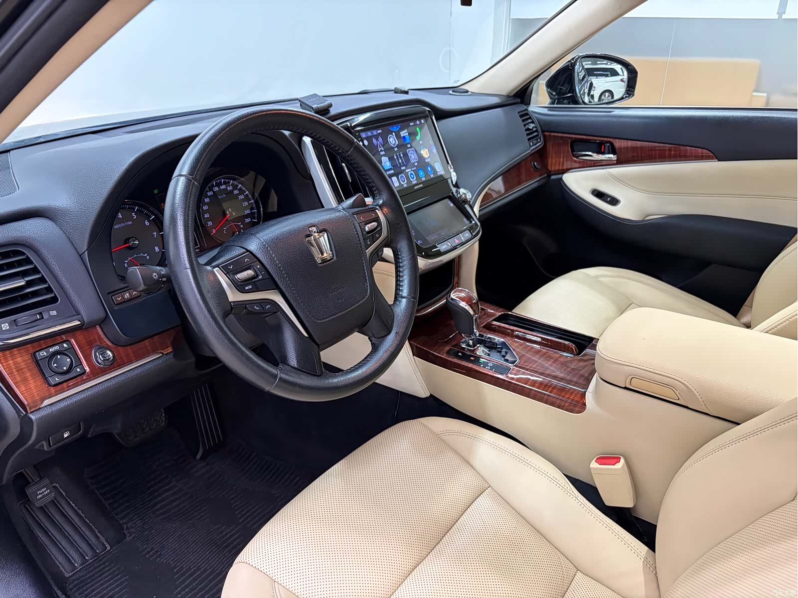 Toyota Crown, 2016 4
