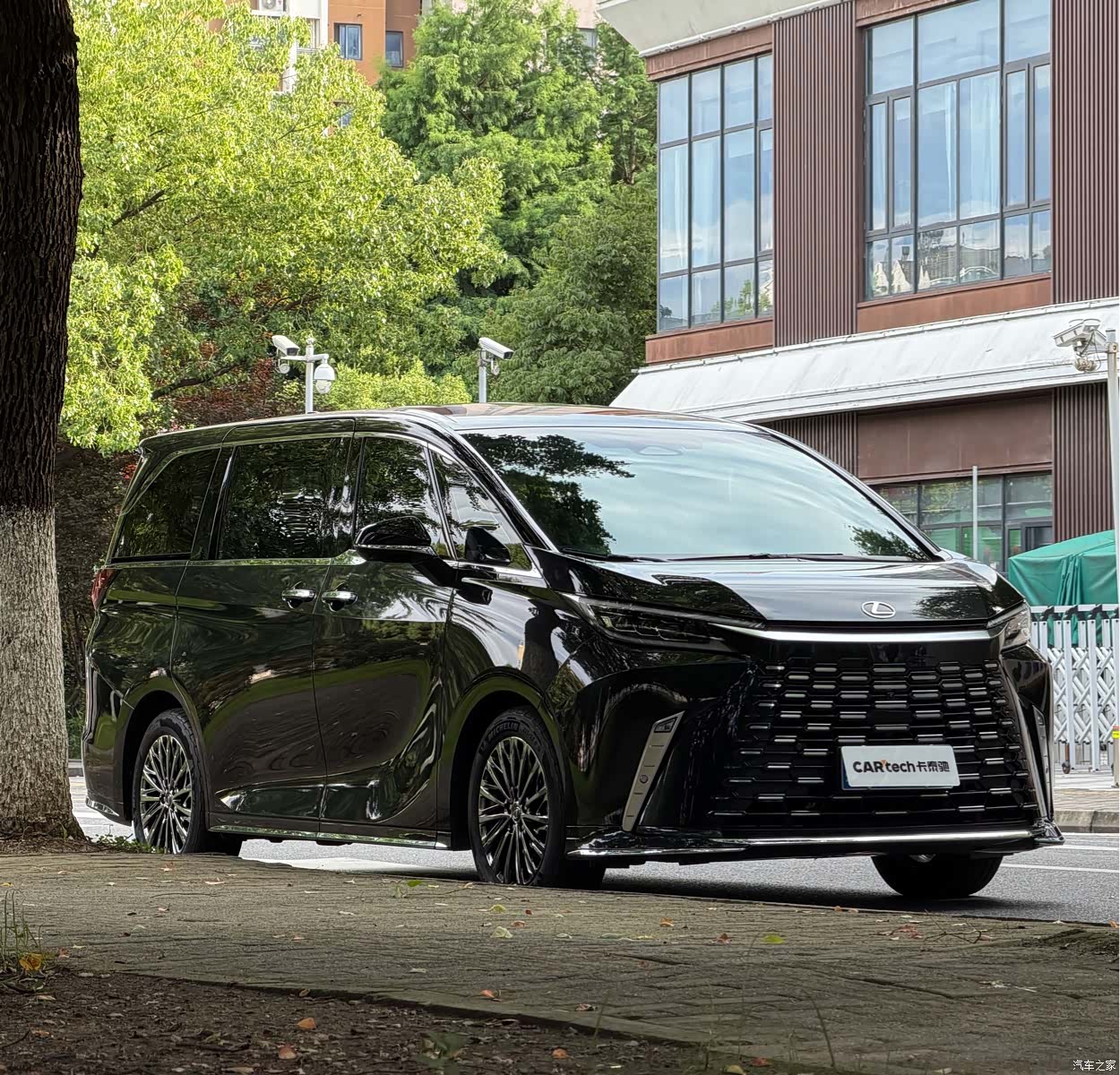 Lexus LM, 2024 3