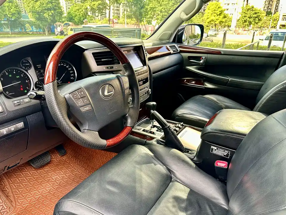 Lexus LX