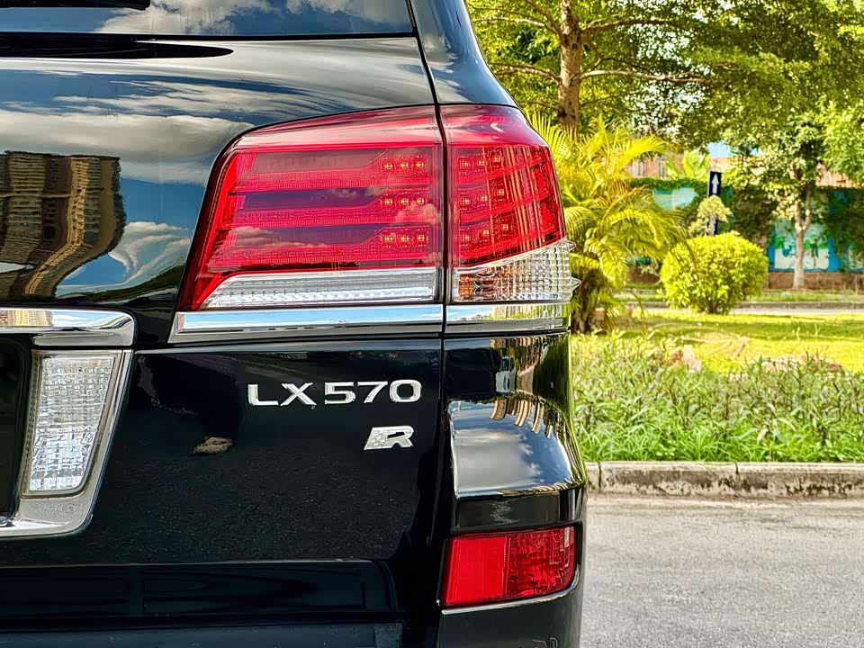 Lexus LX