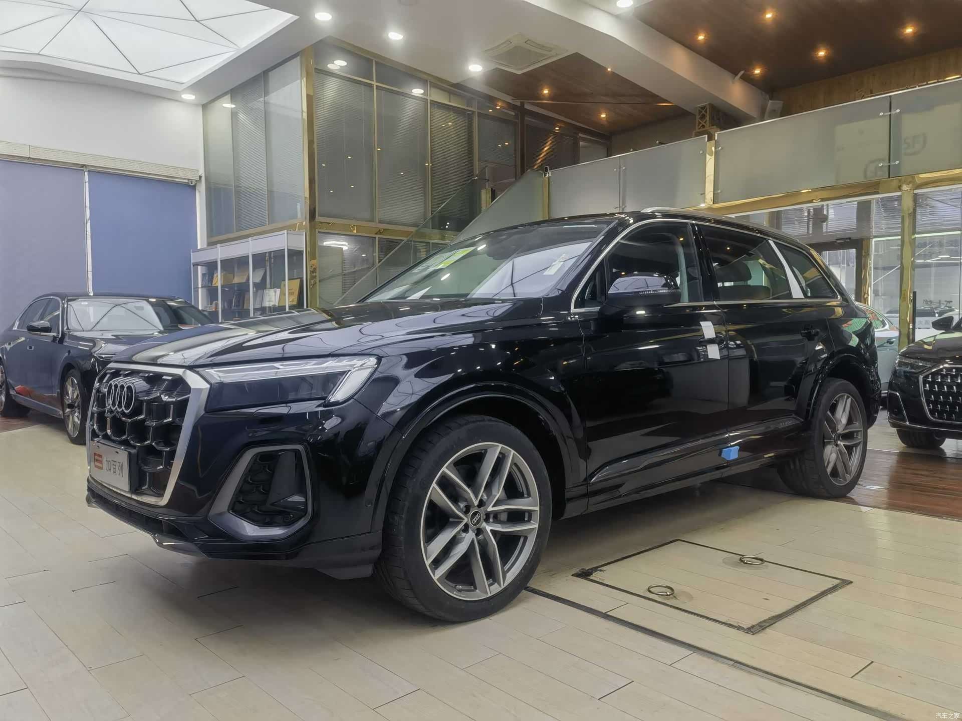 Audi Q7, 2024 1