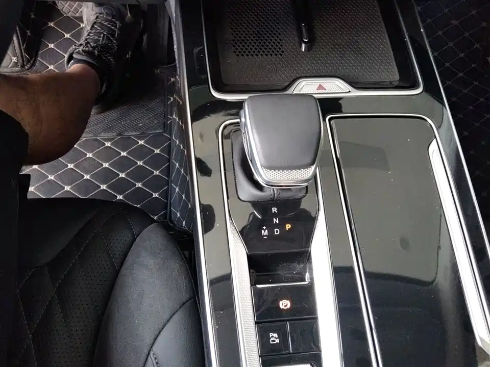 Hongqi HS5