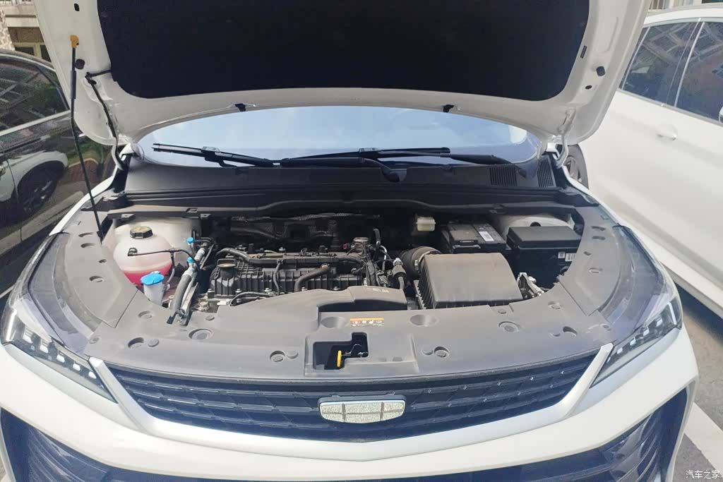 Geely Coolray, 2025 10