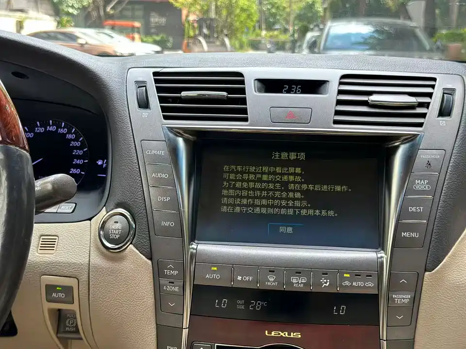 Lexus LS