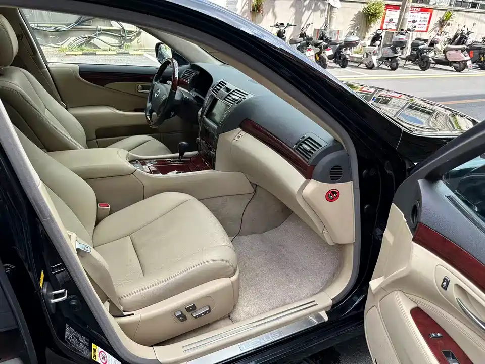 Lexus LS