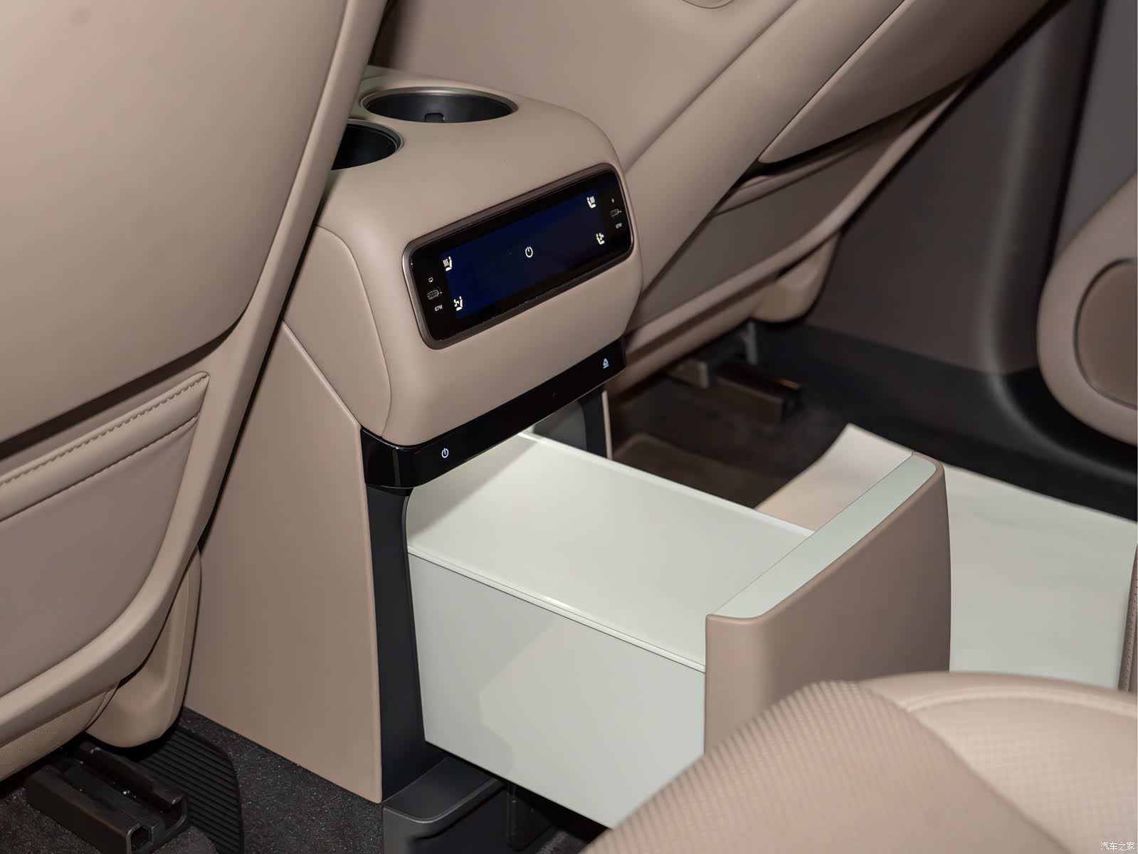 Li Auto i8, 2025 11