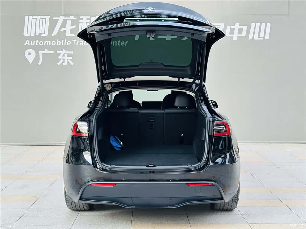 Tesla Model Y, 2024 17