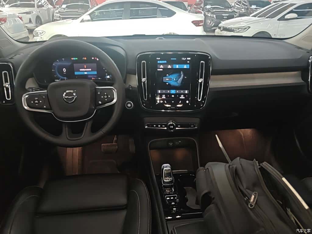 Volvo XC40, 2025 10