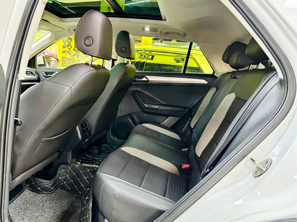 Volkswagen T-ROC exploring Songs